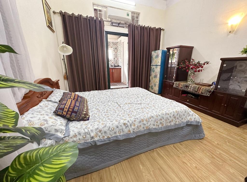 Hanoian Old Style Apt 300m to Hoan Kiem Lake – Hanoi